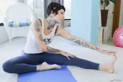 Aayla Secura - Aayla And Yoga Pants | Picture (1)