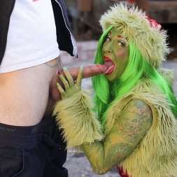 How The Grinch Gaped Christmas - Chapter 4