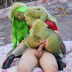 How The Grinch Gaped Christmas - Chapter 4